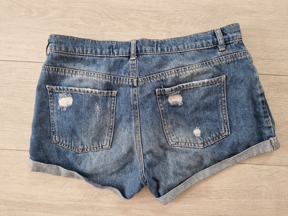 Blugi model cu rupturi