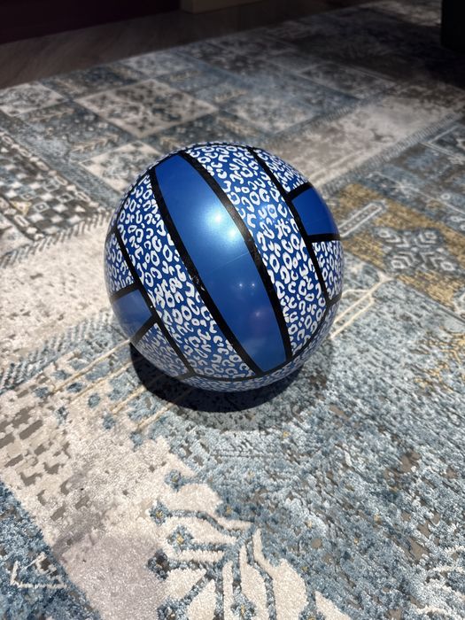 Резиновый мячик.