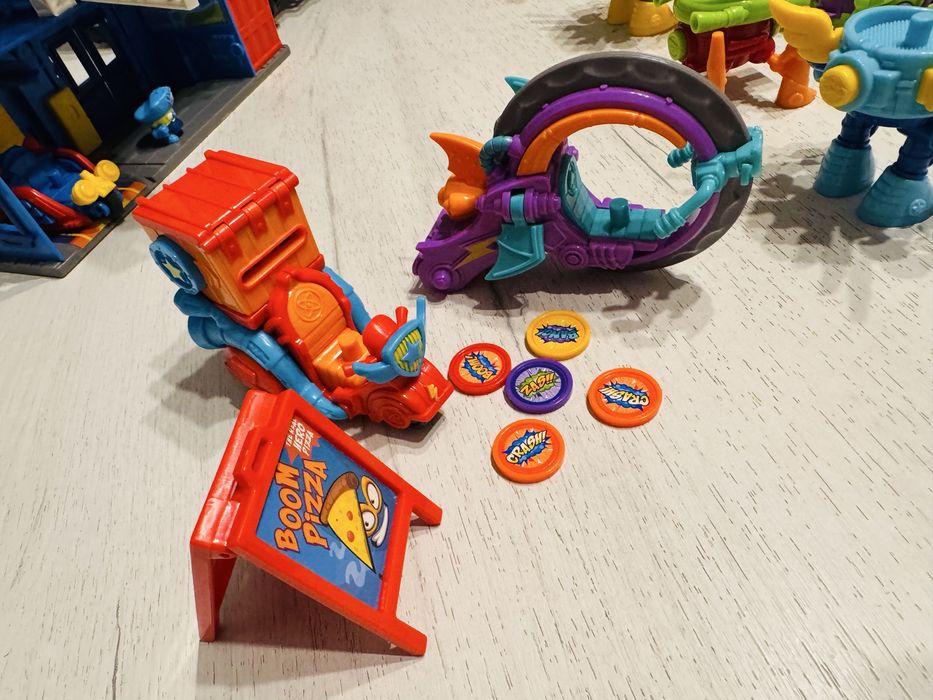 Jucarii SuperZings seturi de joaca, 7 seturi, 20 masinute, 80 figurine
