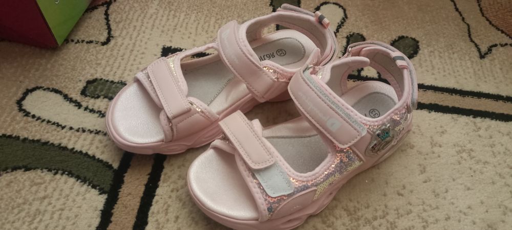 Продам босоножки на девочку