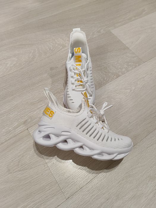 Продам кроссовки