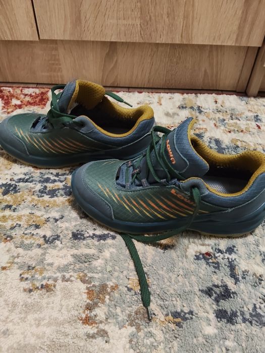 Adidași trekin Lowa  verde închis cu dungi portocalii, impermeabili, comozi număr 35 , incaltati o singura data.