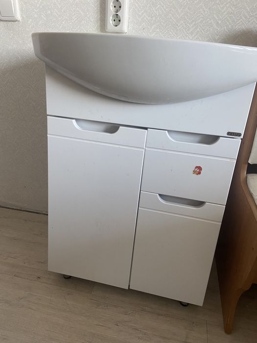 Продам раковину с тумбой