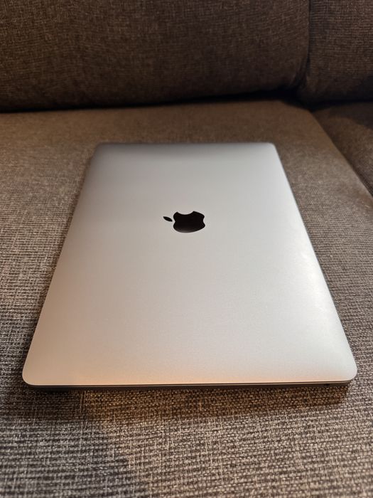 Нов Macbook Pro 13 m2 2022 99% капацитет 33 цикъла,зарядно 97w