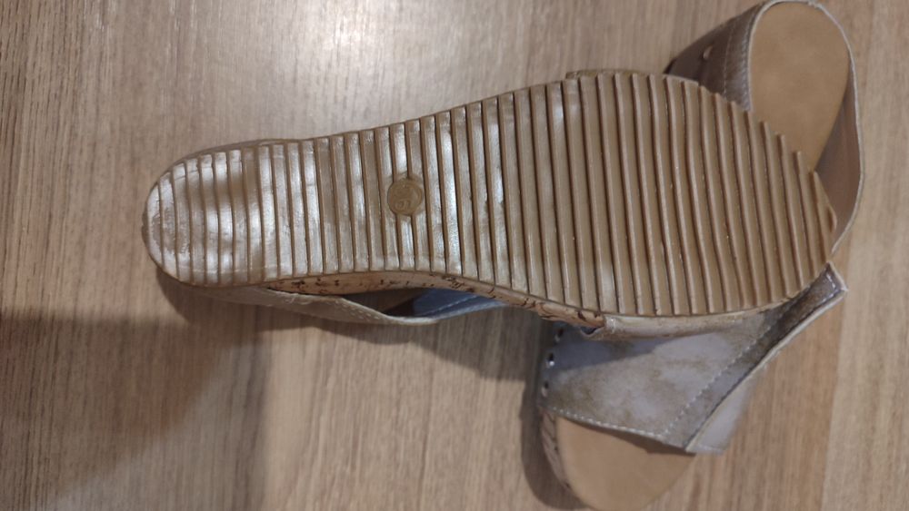 Дамски обувки на платформа