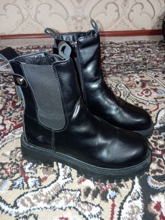 Qishga etik sotiladi srochna 1 kun kiyilgan holati yengi 40 razmer