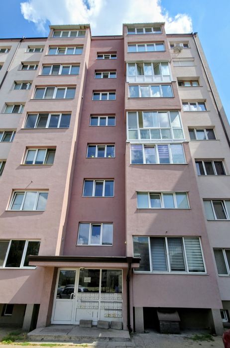 Продава се обзаведен, саниран 2-ст. апартамент в жк."Димова махала", гр.Перник