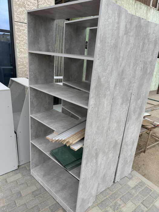 Продается Полки и витрины в хорошем состоянии