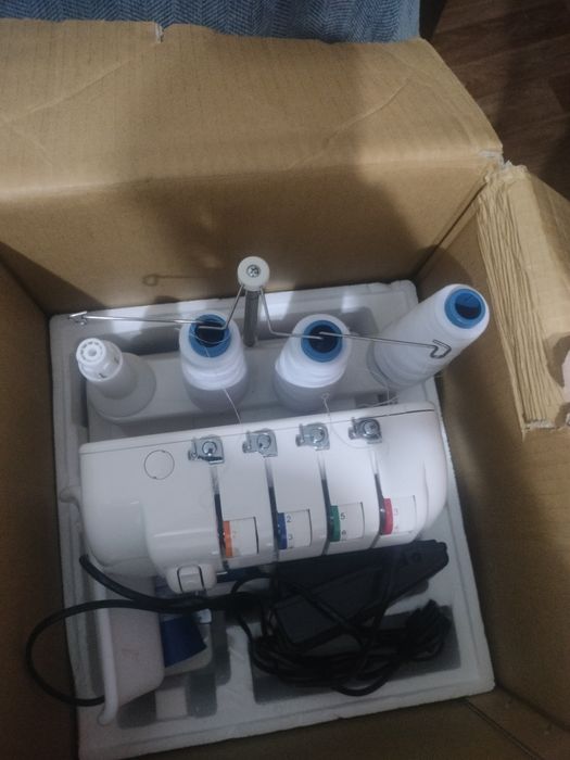 Оверлок швейная машинка