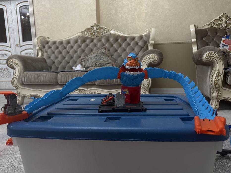 Трасса “Hot Wheels” с горилой