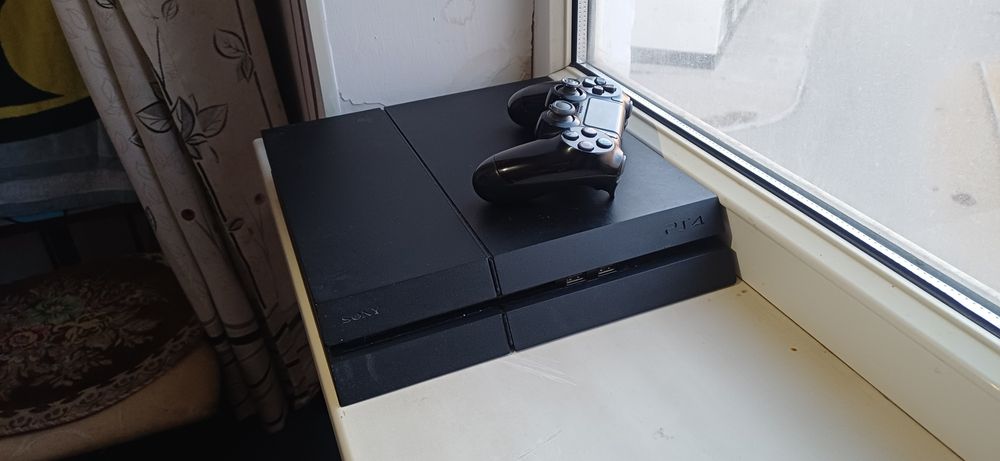 PlayStation 4 Цена: 50.000, 1 джостик