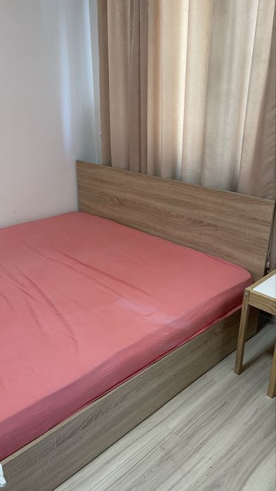 Спалня с матрак.