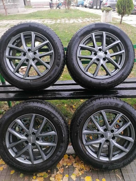Продавам комплект гуми с джанти