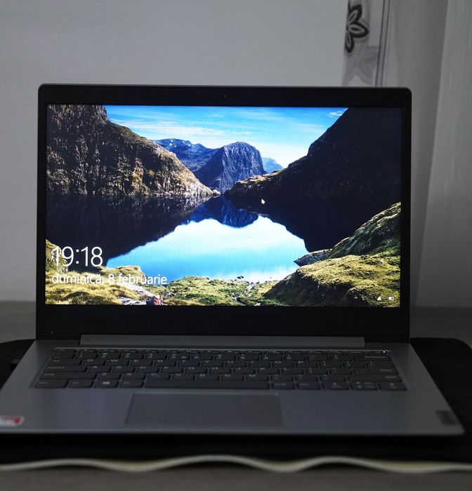 Laptop ultraportabil Lenovo