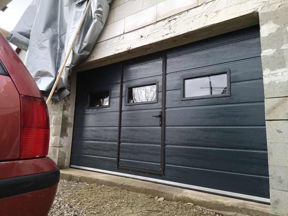 Usa Garaj "paznic mut de fier și șina, usa-si face treaba-n tihnă"