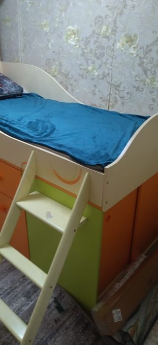 Продам детскую кроватку со шкафчиками