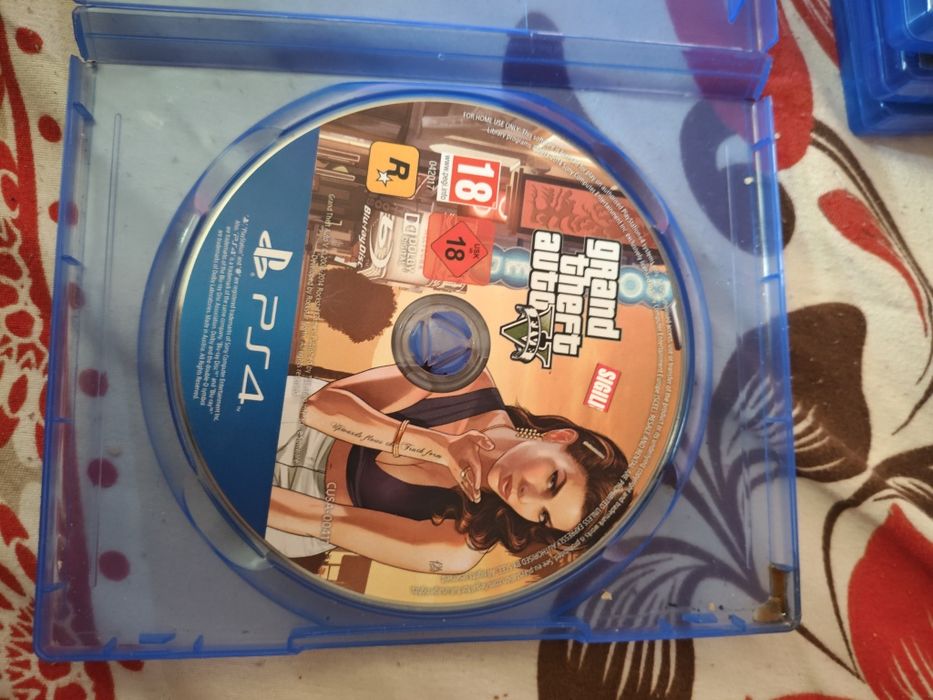 Vând PS4 slim  in stare perfecta de funcționare cu 2 joiysticiuri