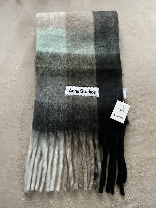 Шалове Acne Studios