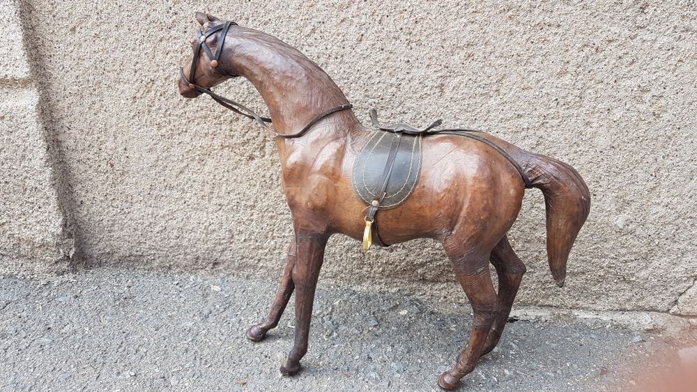 Продам лошадь сувенир из кожи