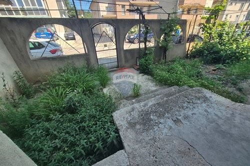 Самостоятелна къща в град Аксаково