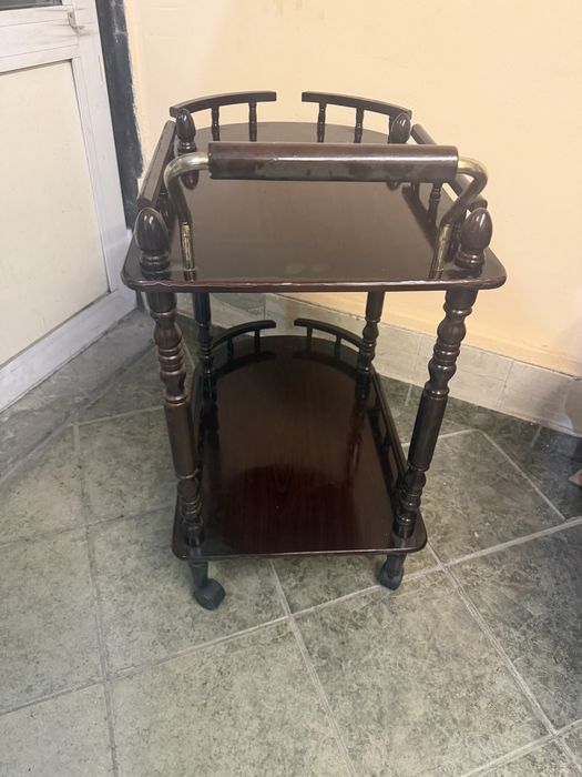 Сервизна масичка на колелца