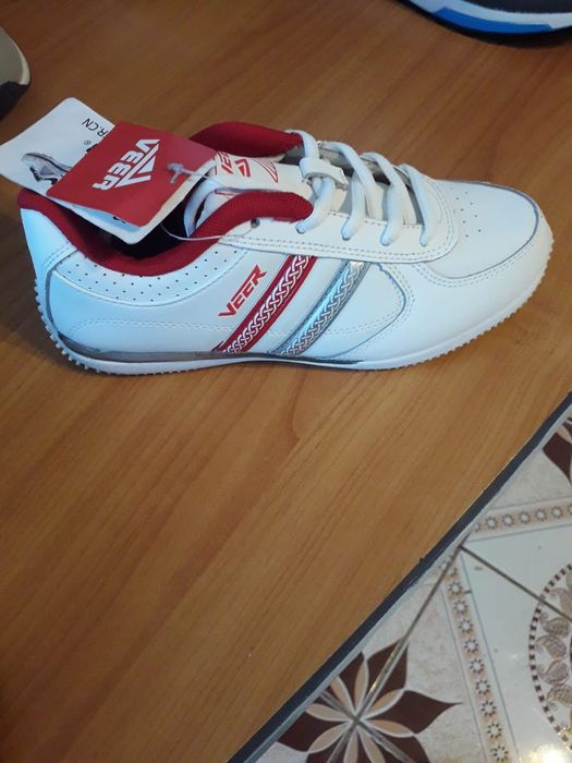 Adidași VEER de vânzare