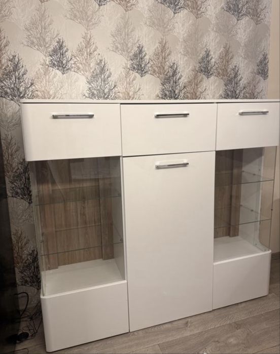 Скрин със стъклена витрина