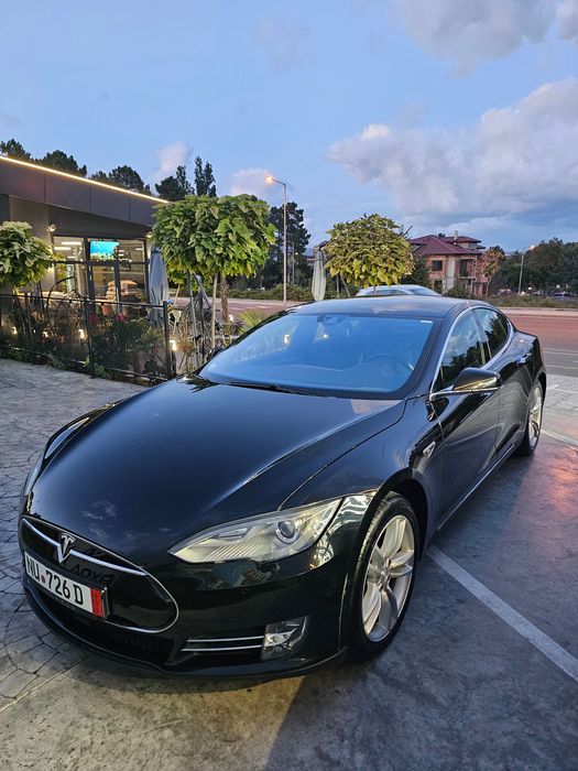 Tesla Model S 85D