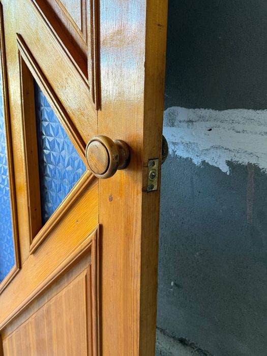 Продам межкомнатную деревянную дверь