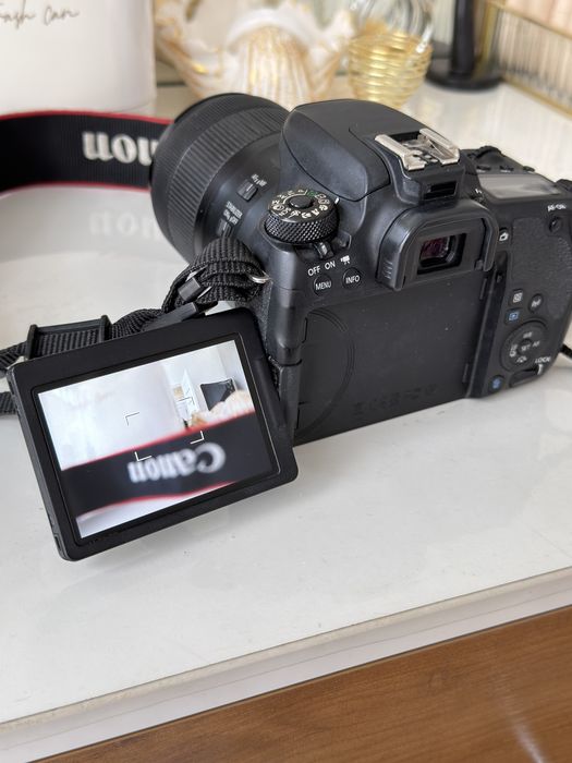 Продам Canon EOS 77D в отличном состоянии.