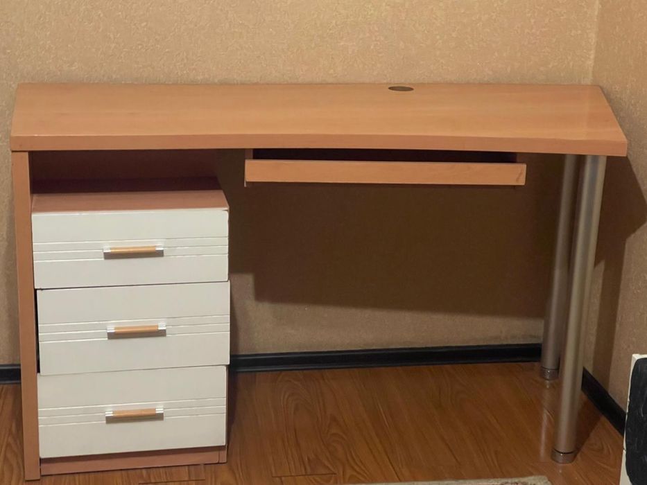 Стол письменный.