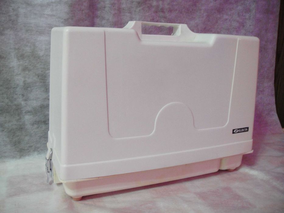 Швейная машинка " ELEKTA ".