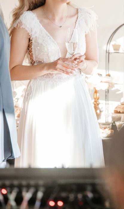 Rochie de mireasa Maya Fasion din matase, corset cu margele si pene, voal simplu de 3 metri gratis