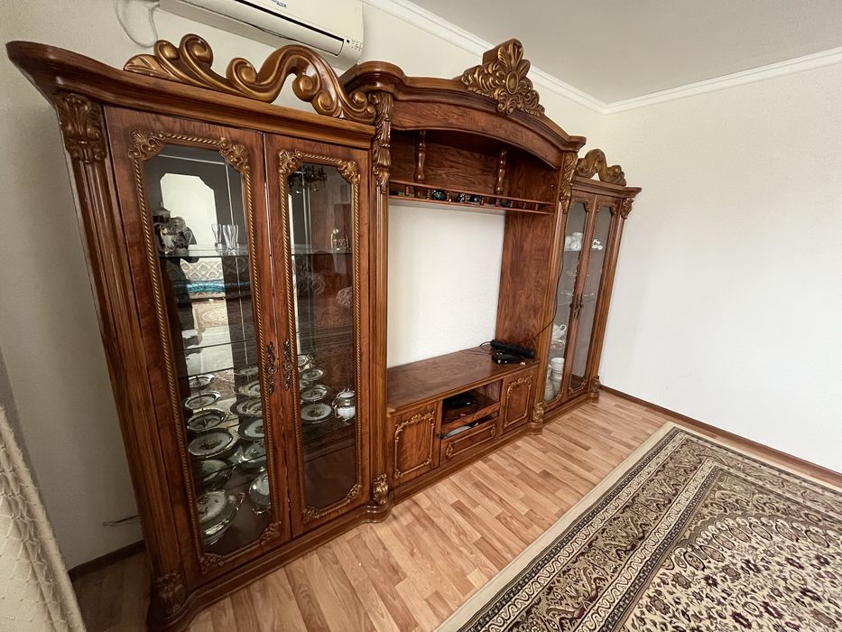 Сервант. В отличном состоянии.