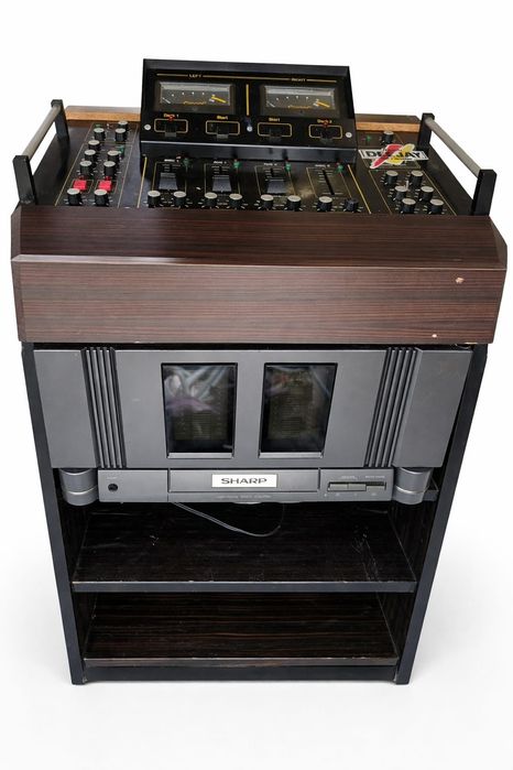 Sistem audio complet mixer-amplificator-boxe (puternic)
Descriere:
Vând sistem audio complet format din mixer DJ, am