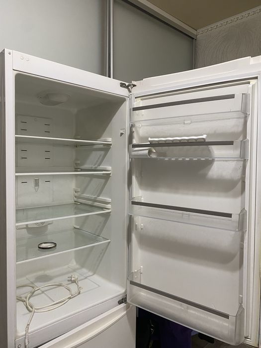 Продам холодильник торг уместен