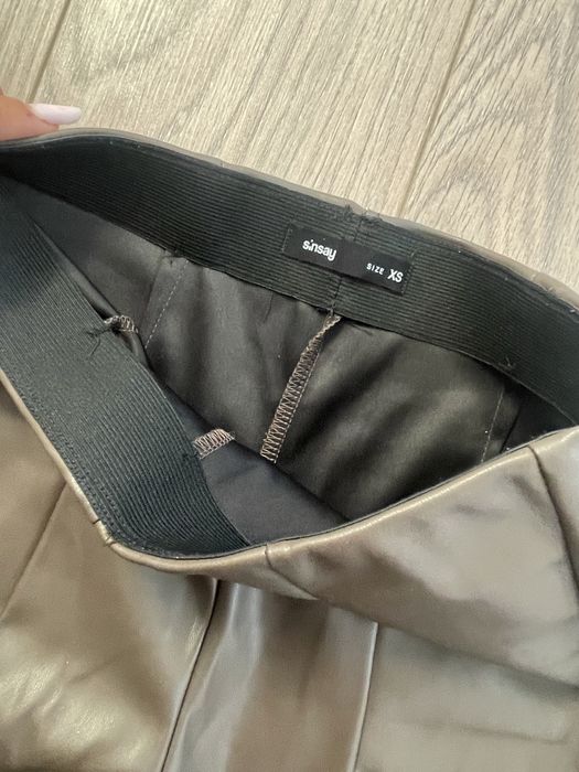 Pantaloni din piele
