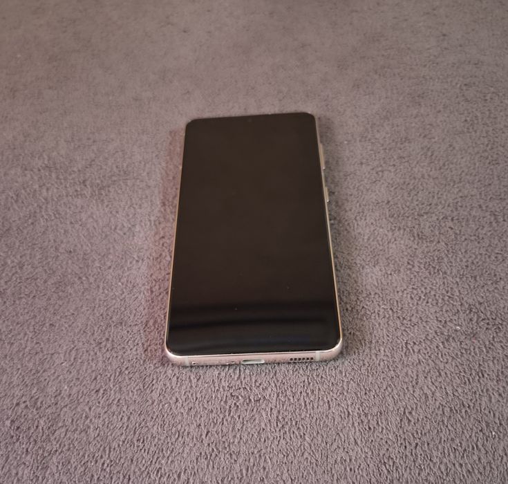 Продавам Samsung  Galaxy S21