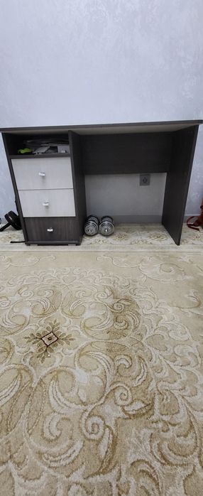 Продаётся стол письменный