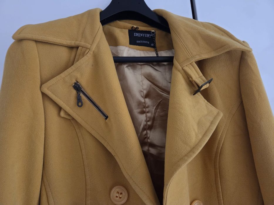 Красиво жълто палто