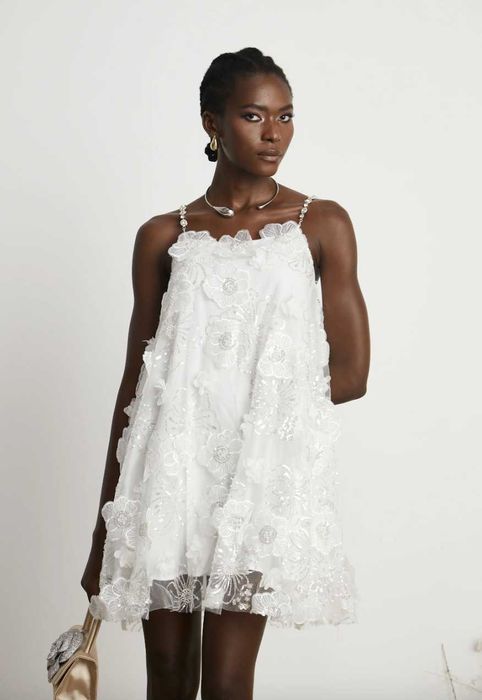 Miss Rosier къса бяла официална рокля с цветя и камъни