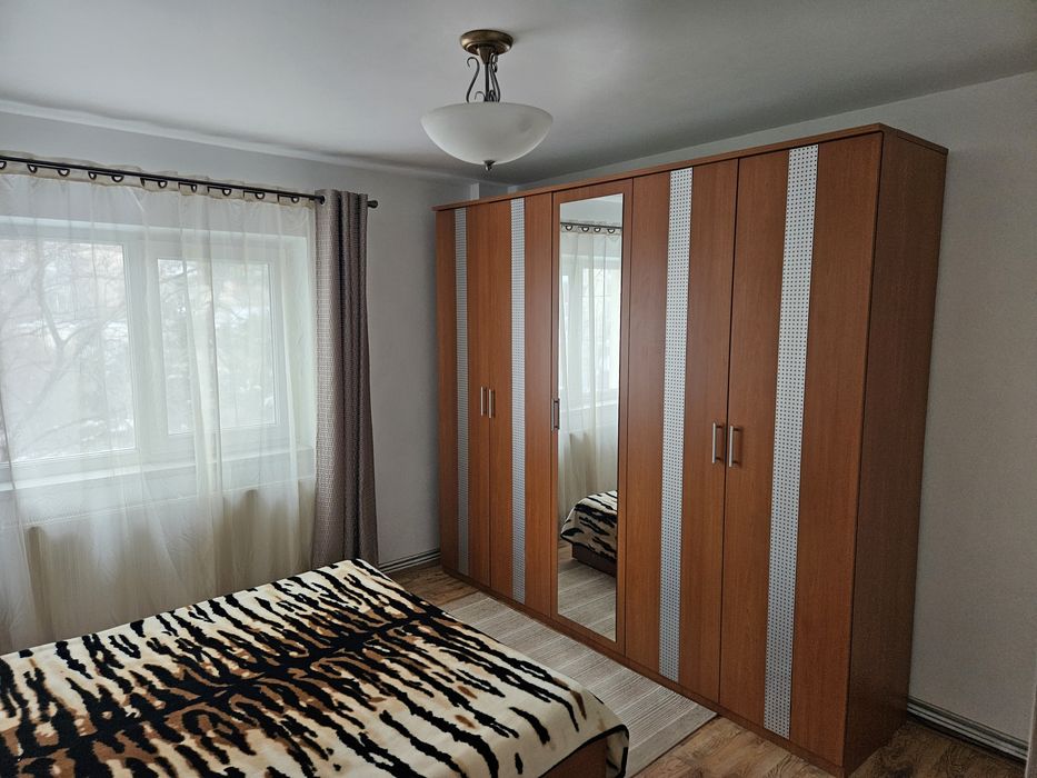 Inchiriez apartament 3 camere strada Spania