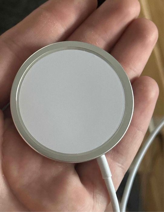 MagSafe зарядно за iPhone 15W