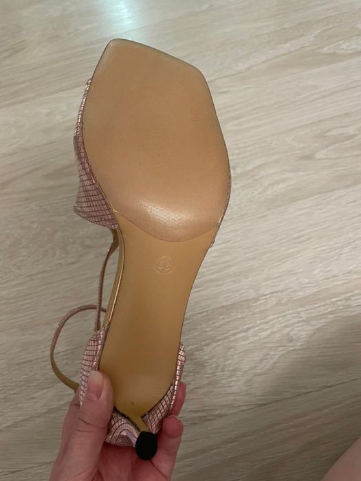 Босоножки изящные
