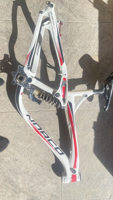 Cadru cu shock de downhill