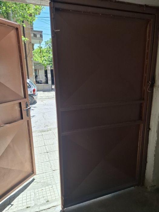 Гаражна врата.