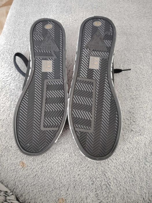 Adidasi guess noi ne purtati