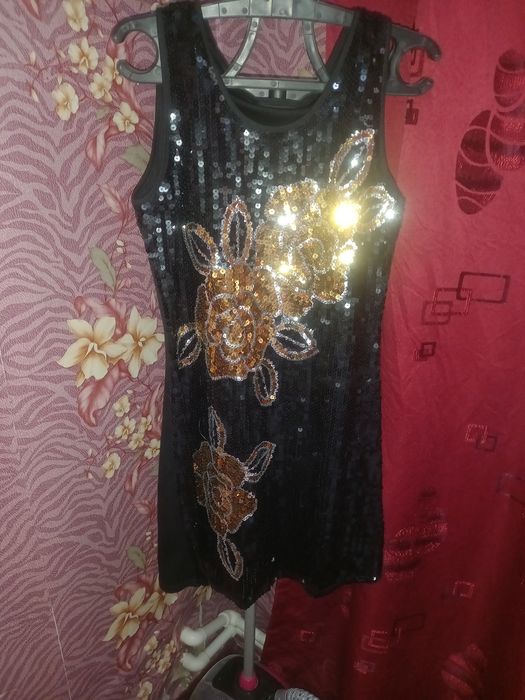 Платье в хорошем состоянии очень красиво смотрится