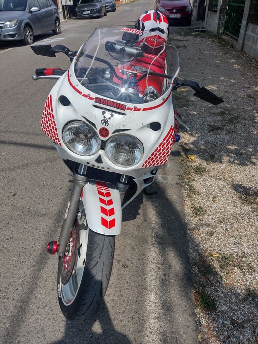 Motocicleta Yamaha FZR 600