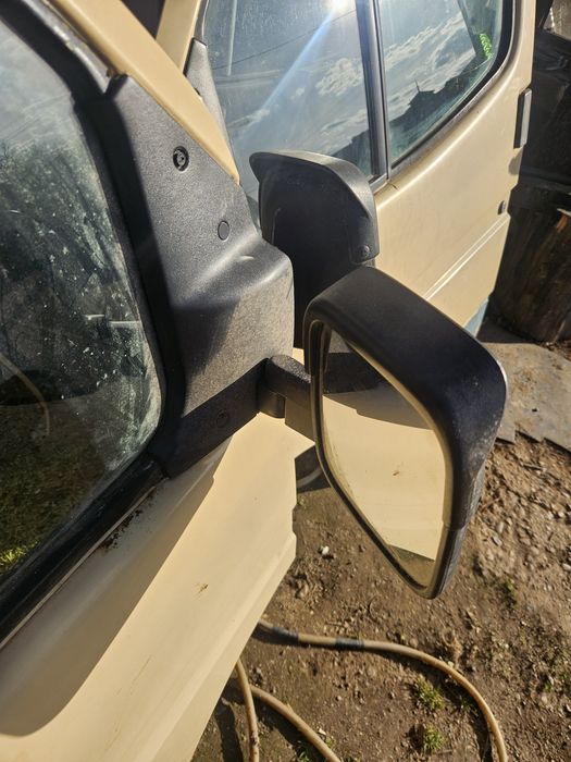 Usa  capotă  grilă faruri pompă  de injecție  si electromotor  Ford Transit 2,5 an 1994